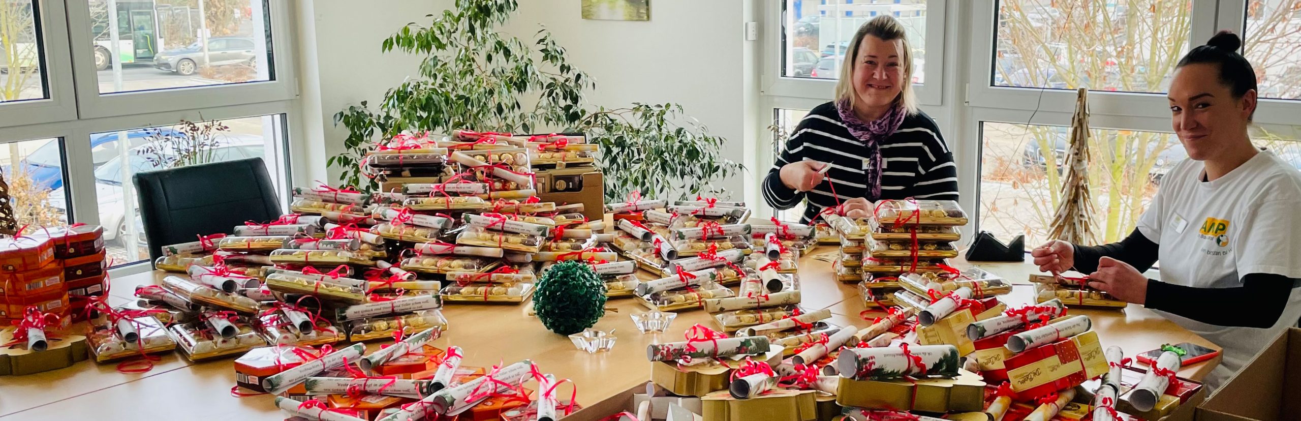 Fleißige „Weihnachtswichtel“ bei AMP